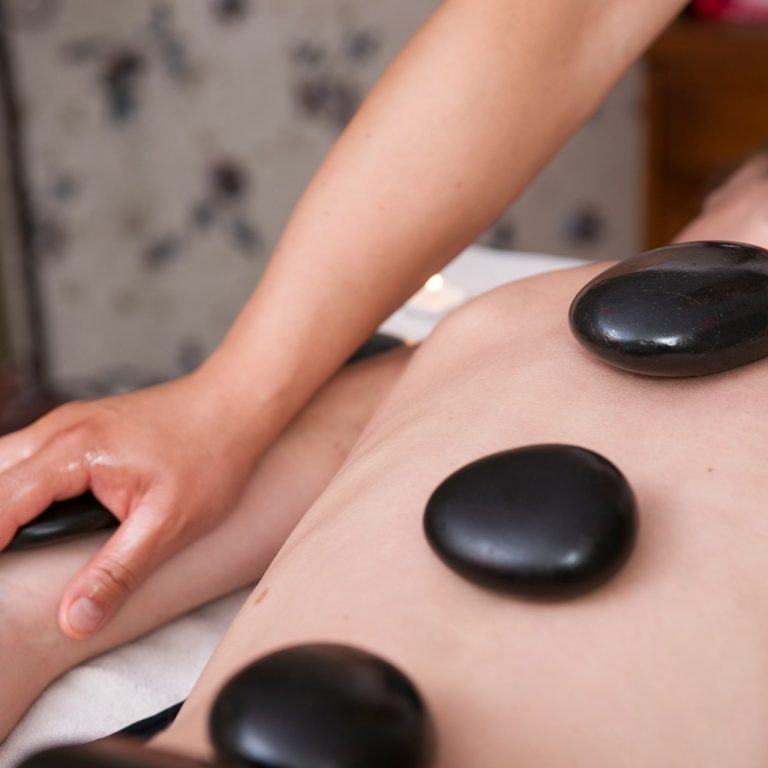 Hot Stone Massage: Manfaat & Keajaibannya untuk Tubuh